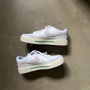 Nike court legacy lift green and white platform sneakers